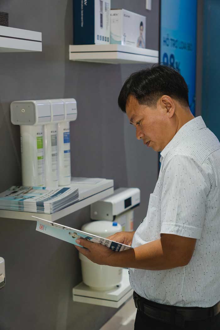 Khách hàng tham khảo tài liệu về các sản phẩm của Elkay