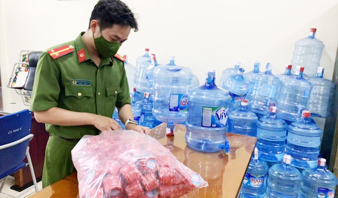Khởi tố ổ nhóm làm giả nước uống đóng chai - Hànộimới